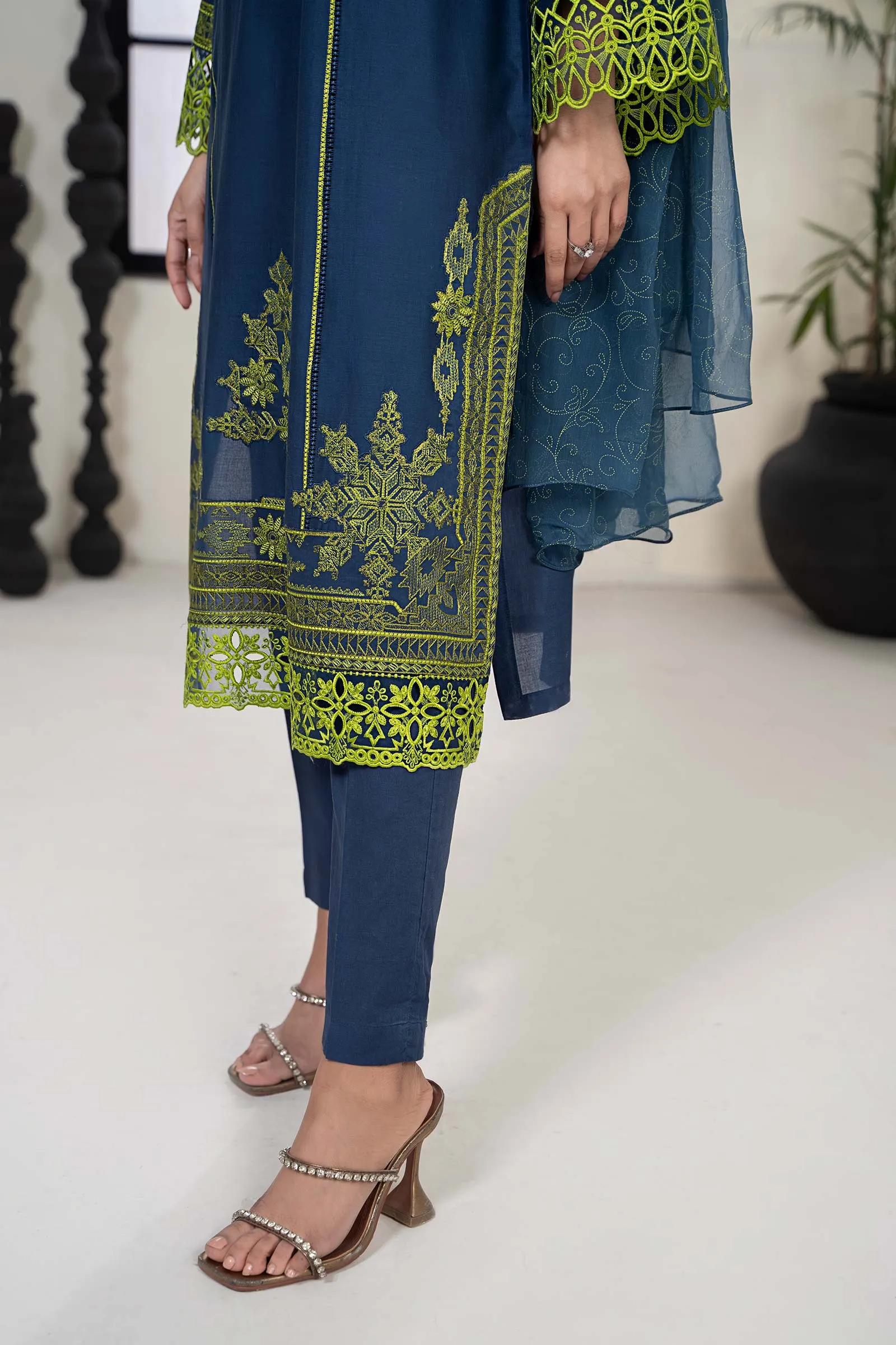 3 Piece Embroidered Lawn Suit | DW-EF24-103