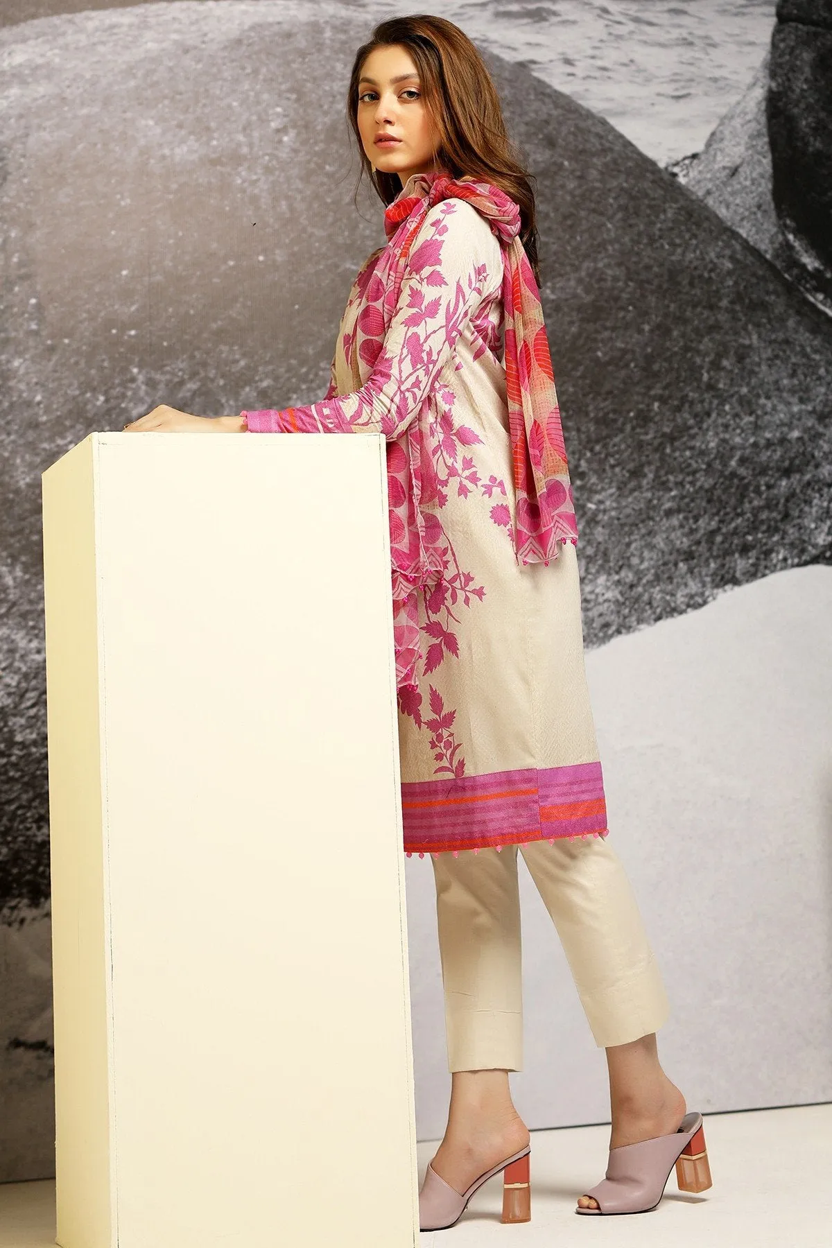 AlKaram Cambric Collection 2018 – 3 Piece Plain with Chiffon Printed Dupatta – MS-13-18-Pink