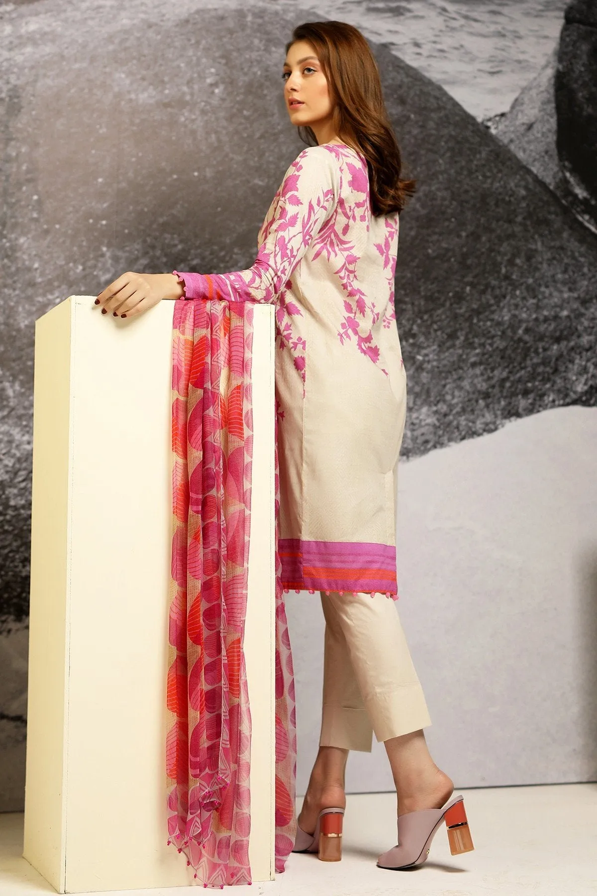 AlKaram Cambric Collection 2018 – 3 Piece Plain with Chiffon Printed Dupatta – MS-13-18-Pink