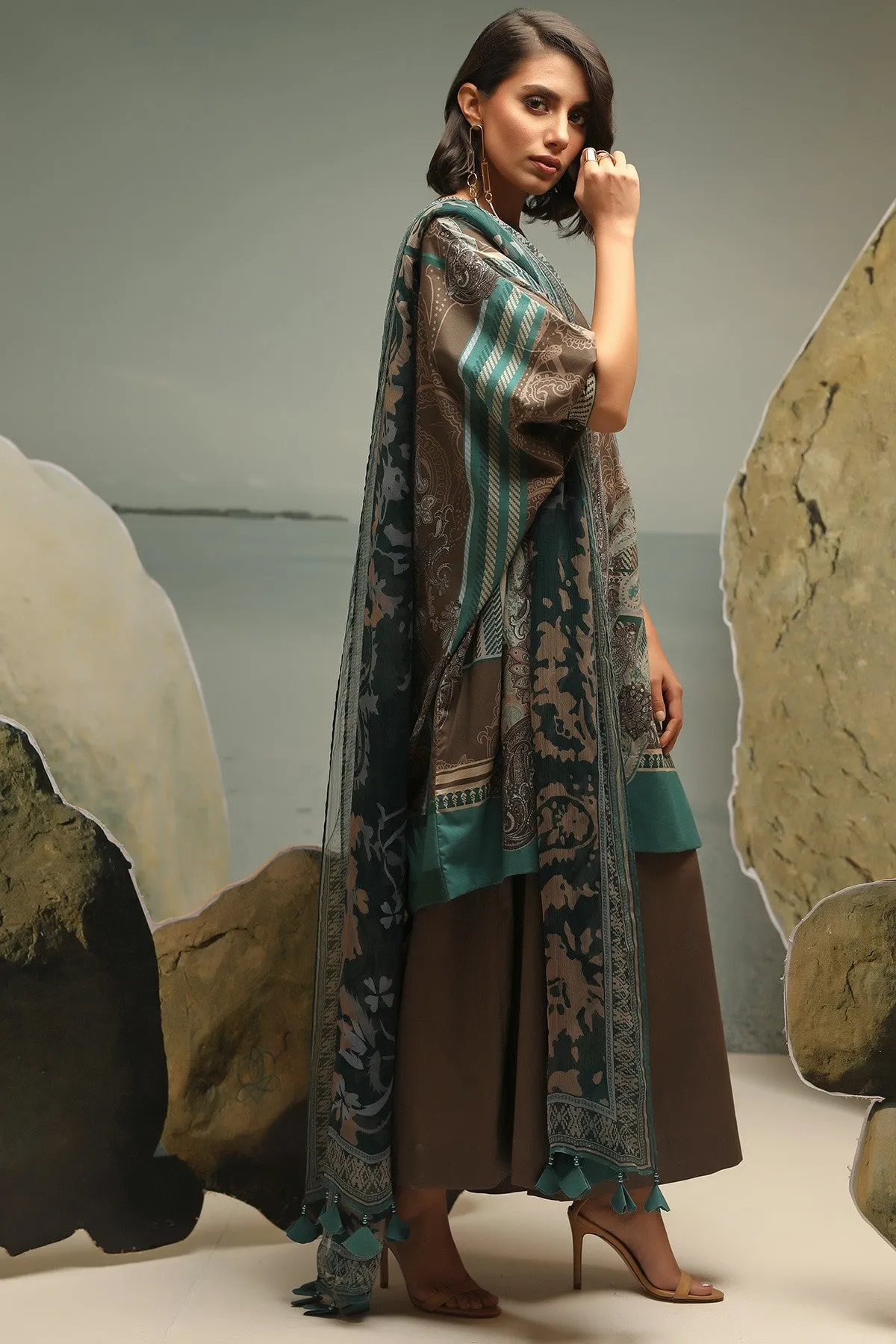 AlKaram Cambric Collection 2018 – 3 Piece Plain with Chiffon Printed Dupatta – MS-14-18-Grey